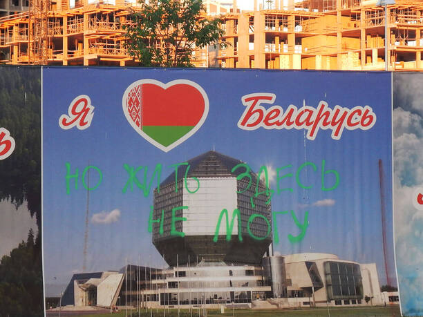 Люблю Беларусь, но жить здесь не могу &mdash; надпись на заборе.