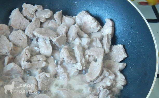 Мясо нужно поджарит совсем немного, как на фото.