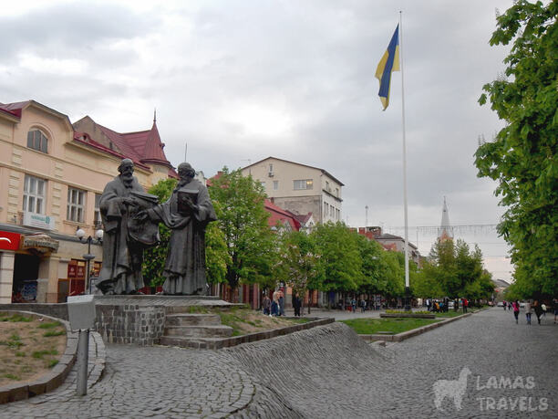 Памятник Кириллу и Мефодию, расположенный в центре Мукачево.