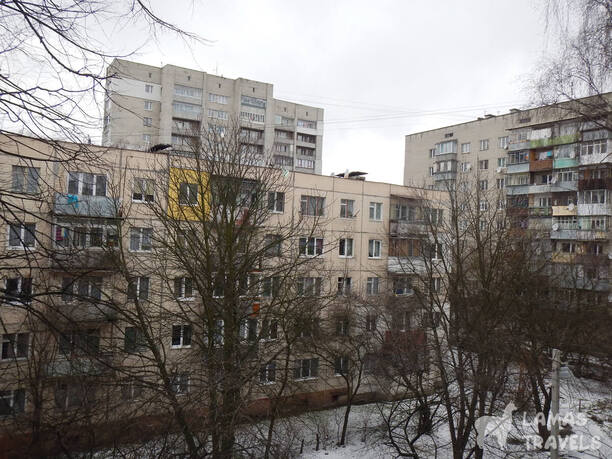 На фото показан вид из нашего окна: типичные советские постройки.